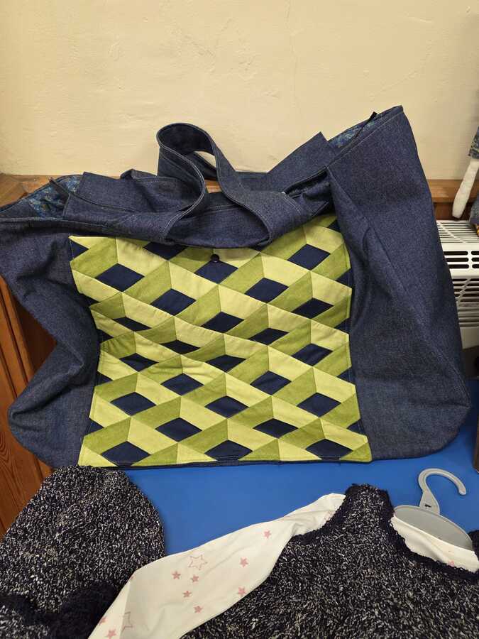 Julie Bag demonstrating hexiform quilting